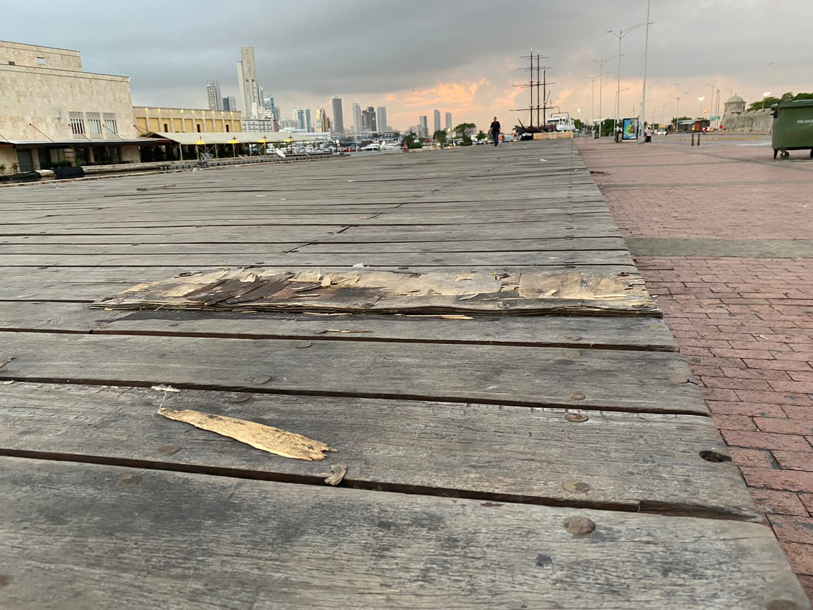 Peligro En Muelle La Bodeguita Piso De Madera En Mal Estado