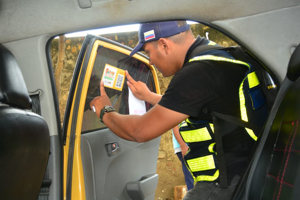 Más taxistas se suman a campaña “PaAlláSiVoy” pegando en sus carros calcomanías con código QR - Cartagena en Linea